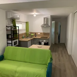 https://le-cypres-saint-mitre-les-remparts.fr-provencehotel.com